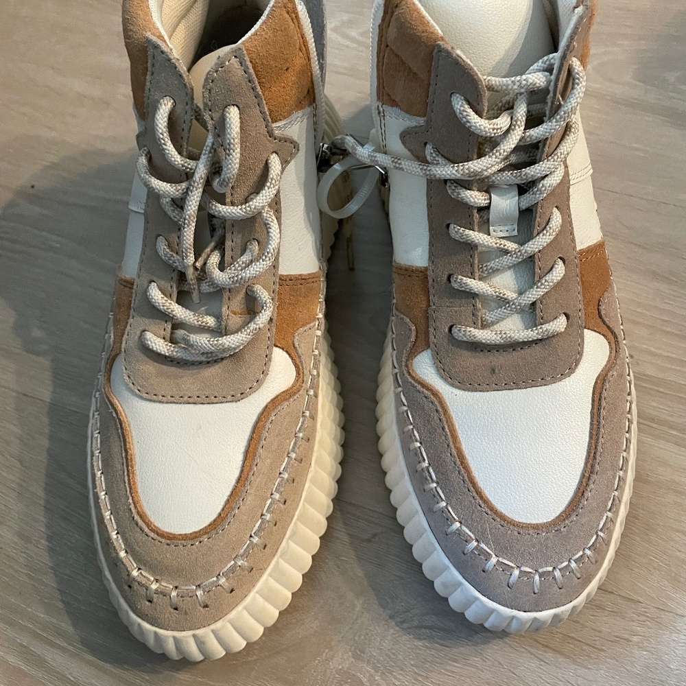 Dolce Vita Leather Sneakers brand new size 6